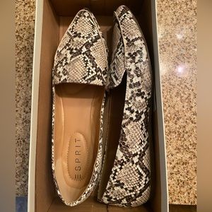 Women's snake print flats. Size 9 brand new in box never worn.